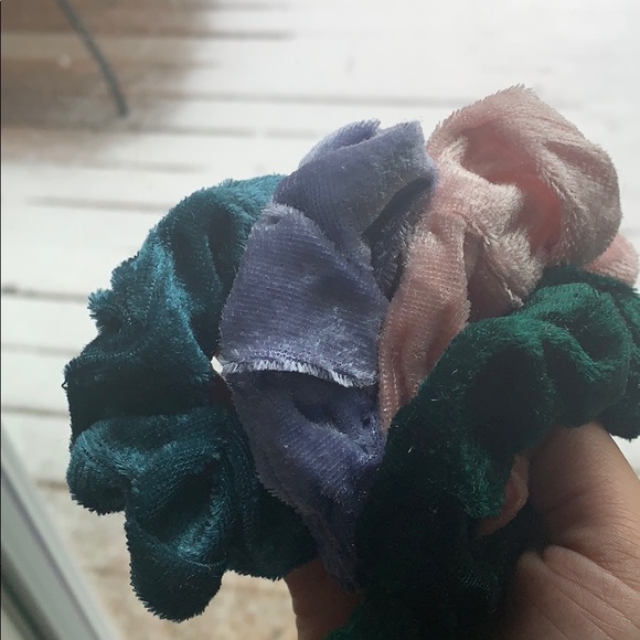 VELVET hair scrunchies - Picture 2 of 3